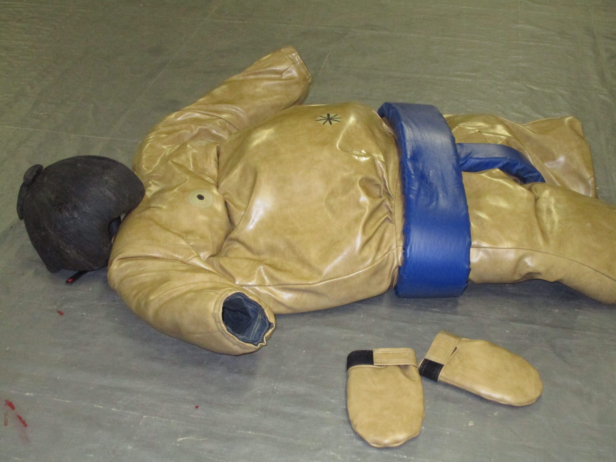 Sumo Wrestlers with Mat - Image 3