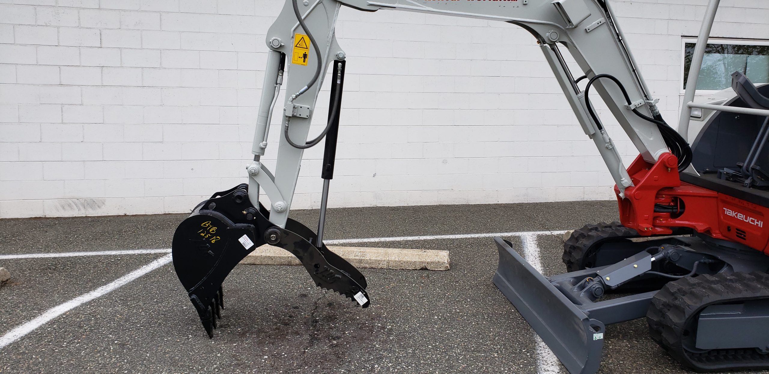 Excavator - Takeuchi Model 230R with Thumb - Image 9